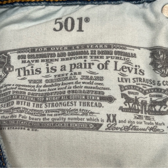 Levis Women Size 27 501 Shorts Blue Jeans Light Wash Denim Button Fly Distress - Picture 11 of 11